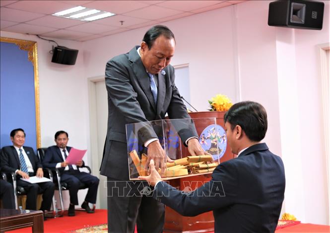 Trong ảnh: Chủ tịch NEC Prach Chan đảo các phong bì đựng lá phiếu ghi tên 18 chính đảng trong thùng phiếu trước khi tiến hành bốc thăm. Ảnh: Huỳnh Thảo - PV TTXVN tại Campuchia.
