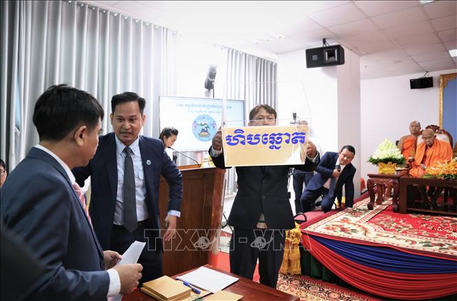Trong ảnh: Các quan chức và nhân viên NEC giới thiệu thùng phiếu tại lễ bốc thăm. Ảnh: Huỳnh Thảo - PV TTXVN tại Campuchia.