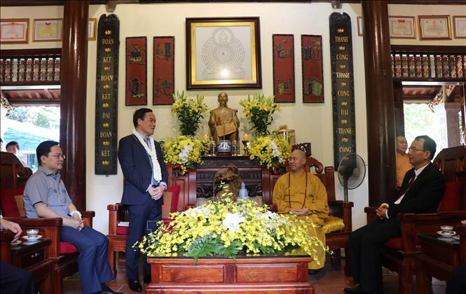 Phó Thủ tướng Trần Lưu Quang (thứ 2 từ trái sang) chúc mừng Thượng tọa Thích Đức Thiện và các tăng ni, phật tử chùa Phật Tích, huyện Tiên Du, tỉnh Bắc Ninh. Ảnh: Thanh Thương- TTXVN