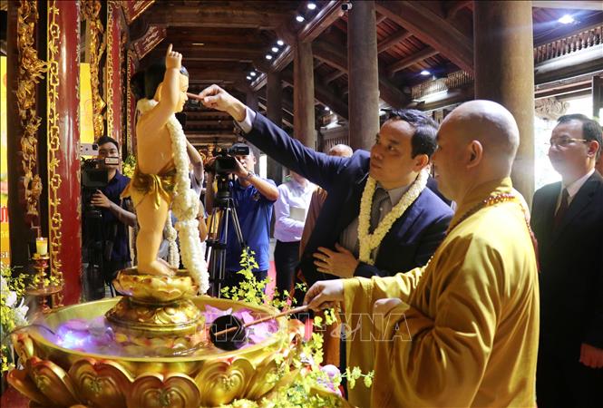 Trong ảnh: Phó Thủ tướng Trần Lưu Quang thực hiện nghi lễ tắm Phật tại chùa Phật Tích, huyện Tiên Du, tỉnh Bắc Ninh. Ảnh: Thanh Thương- TTXVN