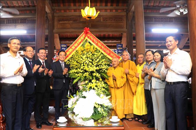 Trong ảnh: Phó Thủ tướng Trần Lưu Quang (thứ 4 từ trái sang) cùng các đại biểu chúc mừng tại chùa Hàm Long, phường Nam Sơn, thành phố Bắc Ninh, tỉnh Bắc Ninh. Ảnh: Thanh Thương- TTXVN