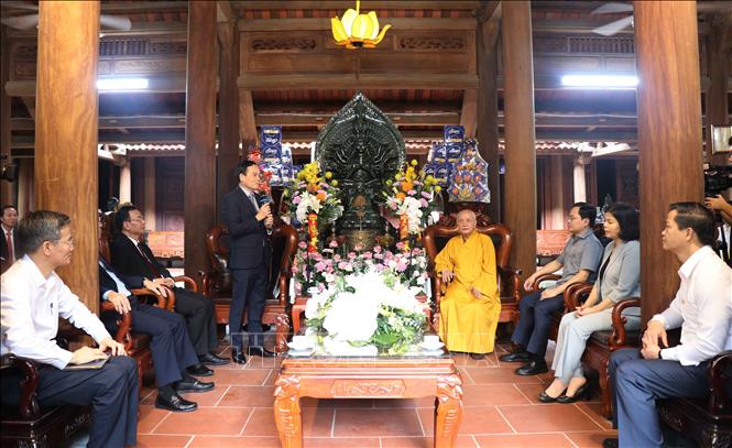 Trong ảnh: Phó Thủ tướng Trần Lưu Quang cùng các đại biểu chúc mừng tại chùa Hàm Long, phường Nam Sơn, thành phố Bắc Ninh, tỉnh Bắc Ninh. Ảnh: Thanh Thương- TTXVN