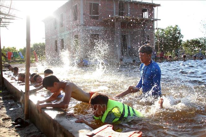 Đoàn thanh niên huyện Hải Lăng (Quảng Trị) phối hợp với Tổ chức phi chính phủ World Vision Việt Nam tổ chức lớp học bơi cho trẻ khuyết tật trên địa bàn. Ảnh: Hồ Cầu - TTXVN