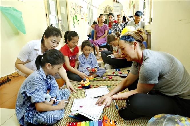 Bệnh viện Hữu nghị Việt Nam – Cuba (Hà Nội) khám, phẫu thuật nụ cười miễn phí và tặng quà cho hơn 100 trẻ khuyết tật khe hở môi, vòm miệng đến từ các tỉnh, thành phố khu vực phía Bắc. Ảnh: Dương Ngọc - TTXVN