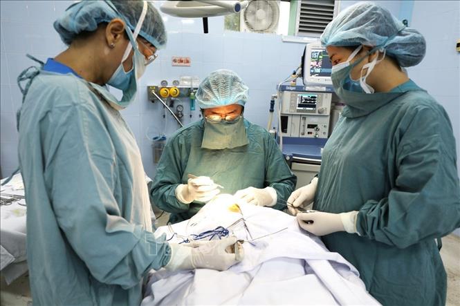 Bác sĩ Bệnh viện Nhi đồng 1 Thành phố Hồ Chí Minh phẫu thuật khe hở môi vòm miễn phí cho bệnh nhi. Ảnh: Đinh Hằng - TTXVN