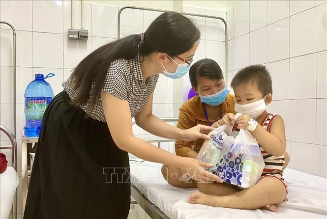 Trao quà Trung thu cho bệnh nhi tại Bệnh viện Trung ương Huế. Ảnh: Mai Trang - TTXVN