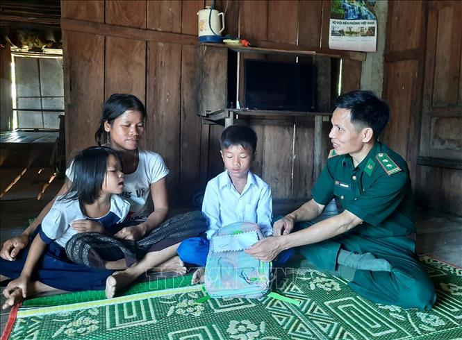 Bộ đội Biên phòng tỉnh Quảng Trị đến tận nhà tặng quà cho học sinh ở xã biên giới Ba Nang, huyện Đakrông. Ảnh: Nguyên Lý-TTXVN