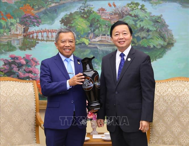 Phó Thủ tướng Trần Hồng Hà tặng quà lưu niệm Bộ trưởng Bộ Công nghệ và Truyền thông Lào Boviengkham Vongdara. Ảnh: Văn Điệp - TTXVN