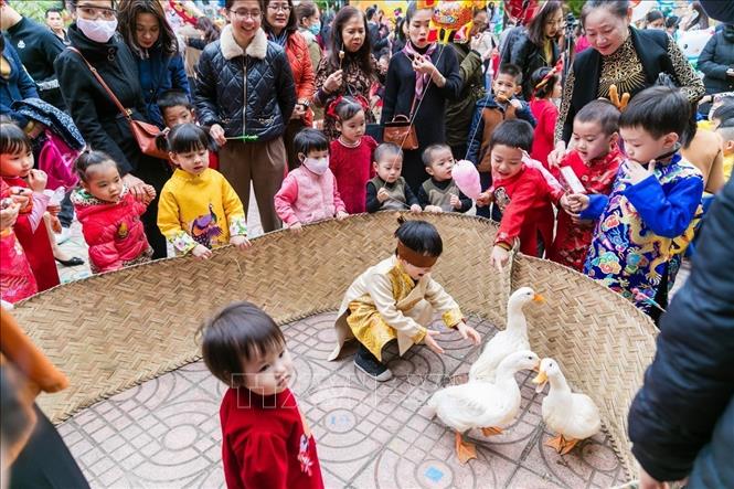 Thiếu nhi tham gia các trò chơi dân gian, gói bánh chưng… là những hoạt động được các trường trên địa bàn tỉnh Nghệ An tổ chức, với ý nghĩa giáo dục thế hệ trẻ tìm về những giá trị cổ truyền của dân tộc, đặc biệt là ngày Tết Nguyên đán. Ảnh: Bích Huệ - TTXVN
