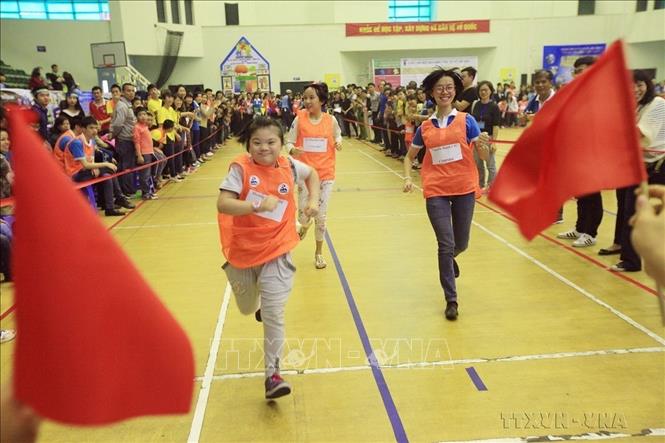 Trẻ tự kỷ tham gia thi chạy tại chương trình Thể thao thân thiện, do Mạng lưới Người tự kỷ Việt Nam chủ trì tổ chức (2/4/2016). Ảnh: Anh Tuấn – TTXVN