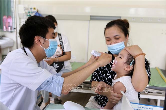 Bác sĩ Bệnh viện Nhi tỉnh Nam Định khám bệnh cho trẻ em trong độ tuổi từ 2 - 6 tuổi. Ảnh: Công Luật - TTXVN