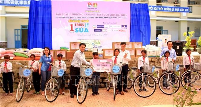 Tỉnh đoàn Khánh Hòa trao tặng xe đạp cho học sinh khó khăn các cấp Tiểu học, Trung học cơ sở trên địa bàn huyện Khánh Sơn. Ảnh: Phan Sáu - TTXVN