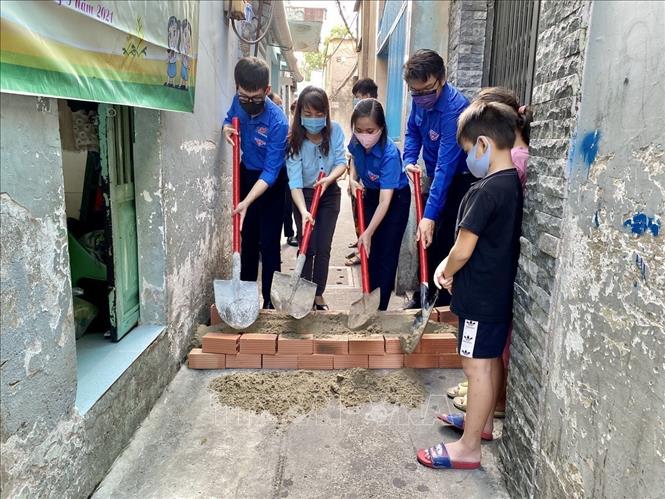 Khởi công công trình sửa chữa nhà cho thiếu nhi có hoàn cảnh khó khăn tại phường 14, Quận 4 (Thành phố Hồ Chí Minh). Ảnh: Hồng Giang - TTXVN.