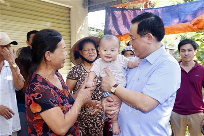 Chủ tịch Quốc hội Vương Đình Huệ với nhân dân và trẻ em xã Nghi Phong, huyện Nghi Lộc (Nghệ An). Ảnh: Doãn Tấn - TTXVN