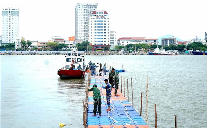 Một cầu phao tạm được lắp qua sông Hàn để đảm bảo an toàn khi tổ chức sự kiện. Ảnh: Quốc Dũng - TTXVN