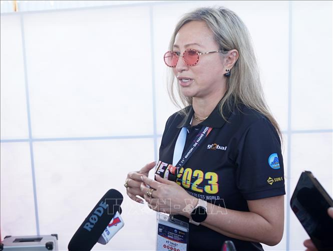 Bà Nadia Shakira Wong, Giám đốc Công ty tư vấn tổ chức pháo hoa Global 2000, Ban tổ chức Lễ hội pháo hoa quốc tế Đà Nẵng DIFF 2023 trả lời phỏng vấn báo chí. Ảnh: Quốc Dũng - TTXVN