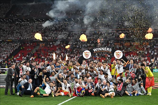Khoảnh khắc đăng quang ngôi vô địch Europa League của các cầu thủ Sevilla. Ảnh: AFP/TTXVN