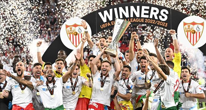 Khoảnh khắc đăng quang ngôi vô địch Europa League của các cầu thủ Sevilla. Ảnh: AFP/TTXVN