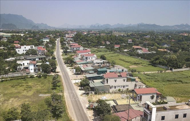 Trong ảnh: Một góc cảnh quan xã nông thôn mới nâng cao Yên Trị nằm trên Quốc lộ 12B. Ảnh: Trọng Đat-TTXVN