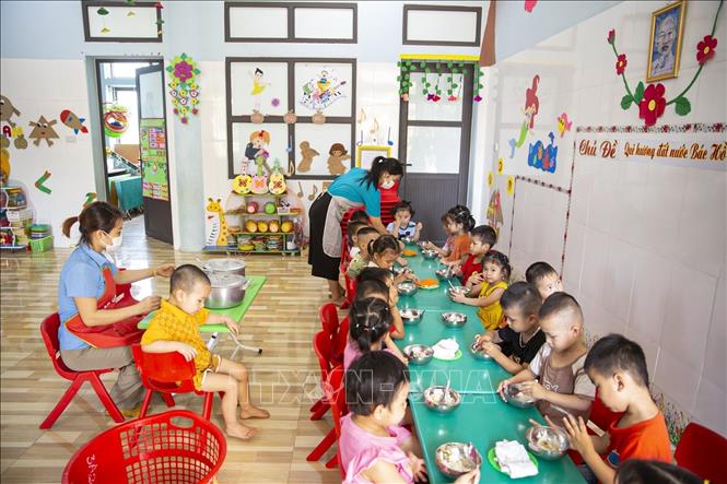 Trong ảnh: Một bữa ăn bán trú tại trường mầm non xã Yên Trị. Ảnh: Trọng Đat-TTXVN