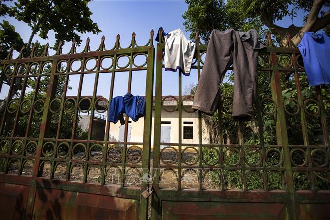 Trong ảnh: Cánh cửa ra vào của công trình nước sạch đã đóng cửa trong nhiều năm qua và người dân dùng làm nơi phơi quần áo. Ảnh: Trọng Đạt-TTXVN