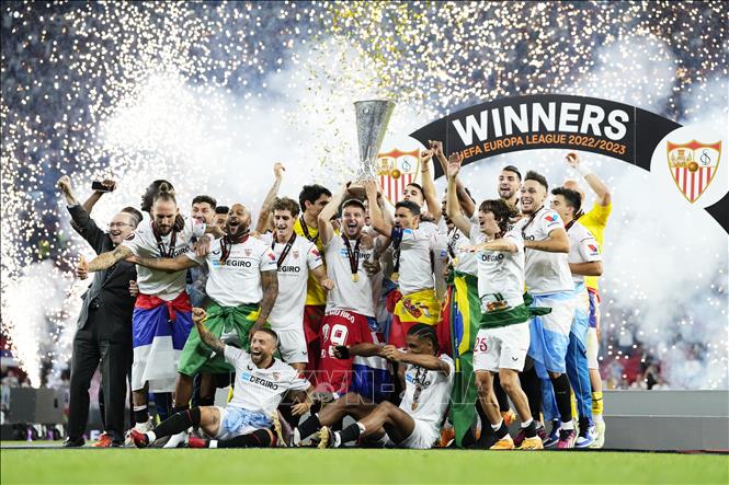 Phút đăng quang vô địch UEFA Europa League của các cầu thủ Sevilla. Ảnh: Anadolu Agency/TTXVN