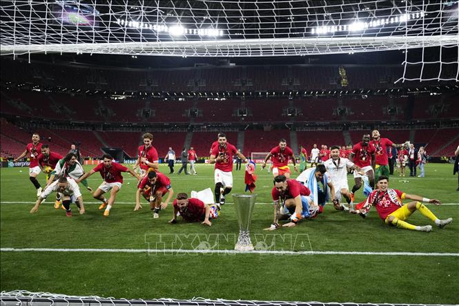 Niềm vui chiến thắng để lần thứ 7 đăng quang vô địch UEFA Europa League của các cầu thủ Sevilla. Ảnh: Anadolu Agency/TTXVN