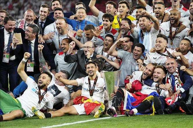 Niềm vui chiến thắng để lần thứ 7 đăng quang vô địch UEFA Europa League của các cầu thủ Sevilla. Ảnh: Anadolu Agency/TTXVN