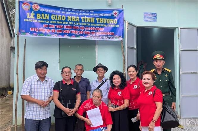 Vợ chồng ông Phượng và bà Lý xây nhà đại đoàn kết cho hộ dân có hoàn cảnh khó khăn tại địa phương. Ảnh: TTXVN phát