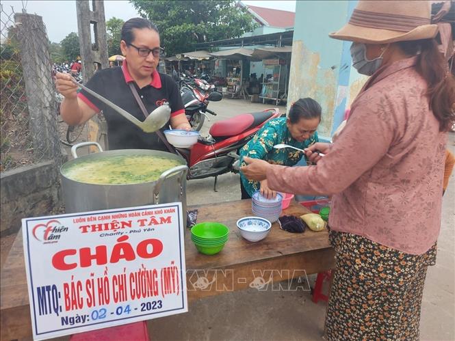 Bà Nguyễn Thị Lý trong một lần thực hiện chương trình Bếp cháo từ thiện tại địa phương. Ảnh: TTXVN phát