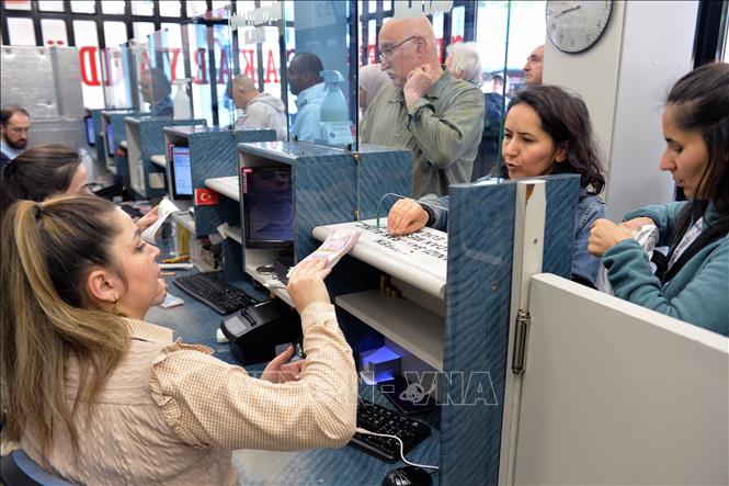 Người dân đổi tiền tại văn phòng giao dịch ngoại hối ở Ankara, Thổ Nhĩ Kỳ, ngày 31/5/2023. Ảnh: THX/TTXVN