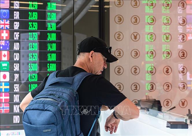 Người dân đổi tiền tại quầy giao dịch ngoại hối ở Ankara, Thổ Nhĩ Kỳ, ngày 15/5/2023. Ảnh: THX/TTXVN