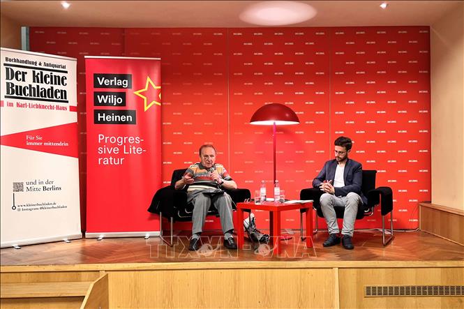 Trong ảnh: Tác giả, nhà báo người Đức Hellmut Kapfenberger (trái) nói chuyện tại buổi ra mắt sách. Ảnh: Mạnh Hùng - PV TTXVN tại Đức