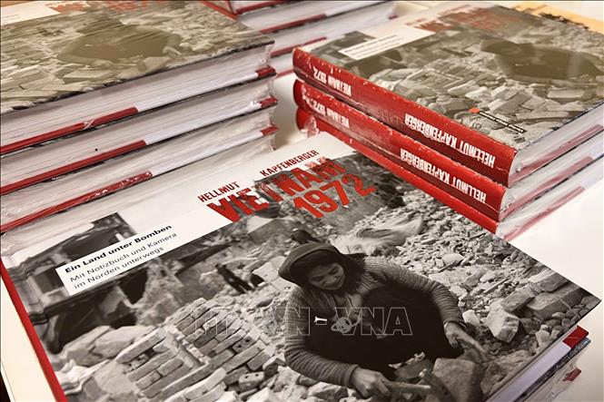 Trong ảnh: Cuốn sách 