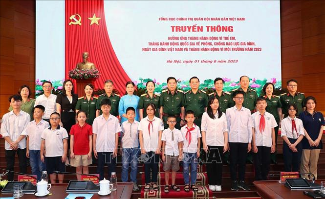 Trung tướng Nguyễn Văn Gấu, Ủy viên TW Đảng, Phó Chủ nhiệm Tổng cục Chính trị QĐND Việt Nam cùng lãnh đạo các cơ quan thuộc Bộ Quốc phòng và các em học sinh có hoàn cảnh khó khăn tại buổi lễ. Ảnh: Trọng Đức - TTXVN