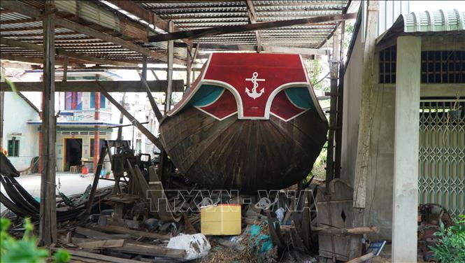 Trong ảnh: Sau nhiều năm không thể tiêu thụ, chiếm nhiều không gian sân nhà, chị Nguyễn Quỳnh Yến Ngọc ở xã Long Hậu quyết định tháo gỡ ván của 2 trong số 5 chiếc ghe còn lại để bán ván cho người có nhu cầu. Ảnh: Nhựt An - TTXVN