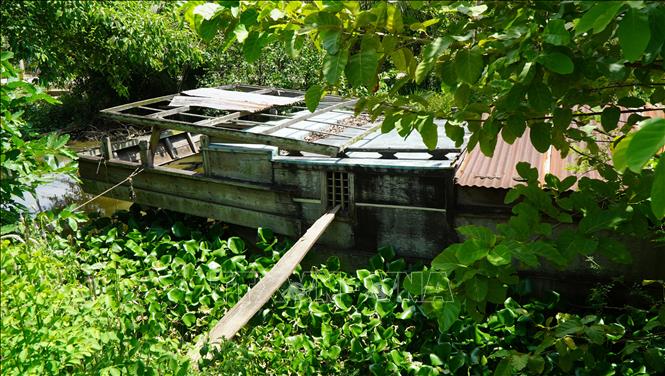 Trong ảnh: Ghe gỗ trọng tải lớn được đóng mới, neo đậu dưới kênh 