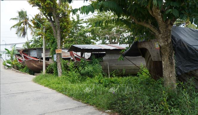 Trong ảnh: Nhiều ghe gỗ trọng tải lớn ở Làng nghề đóng xuồng, ghe rạch Bà Đài 