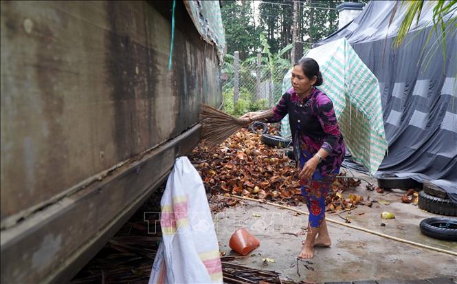 Trong ảnh: Chiếc ghe 45 tấn với chi phí đóng mới (thời điểm năm 2016) gần 350 triệu đồng là cả gia sản của gia đình chị Nguyễn Thị Tuyết Hương đang nằm chờ khách mua. Ảnh: Nhựt An - TTXVN