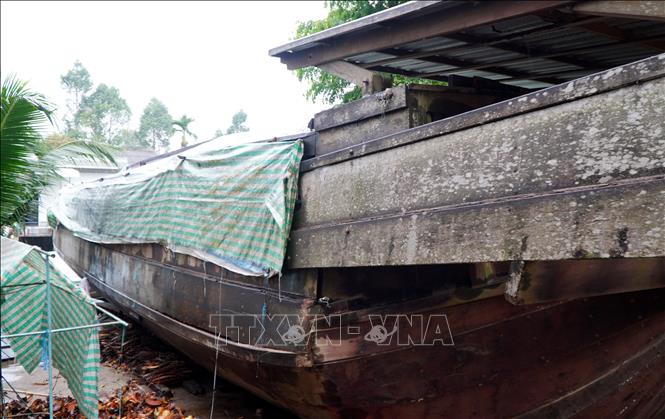 Trong ảnh: Chiếc ghe tải trọng 45 tấn của gia đình chị Nguyễn Thị Tuyết Hương, xã Long Hậu, hoàn thành từ năm 2016 nhưng đến nay chưa bán được. Ảnh: Nhựt An - TTXVN
