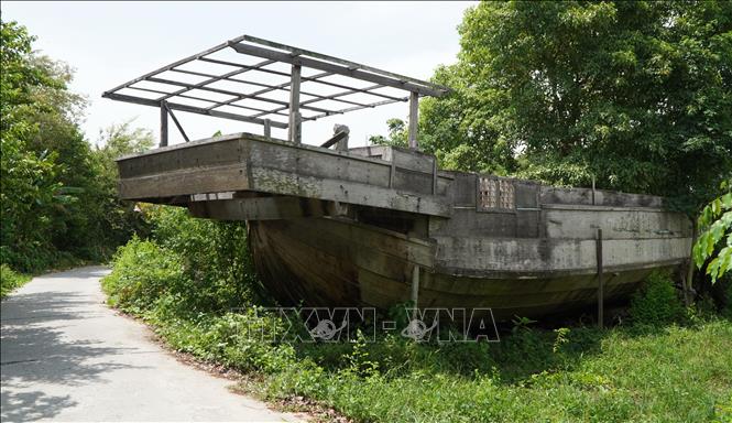 Trong ảnh: Gần 10 năm qua, chiếc ghe gỗ trọng tải 70 tấn của gia đình ông Mai Văn Chặt ở xã Long Hậu vẫn chưa thể tiêu thụ.
Ảnh: Nhựt An - TTXVN