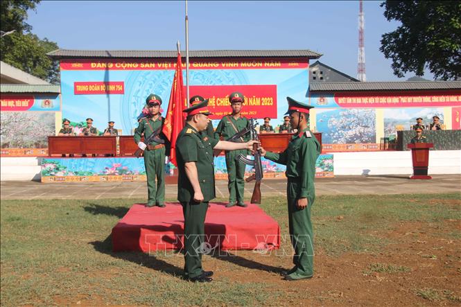 Trong ảnh: Chỉ huy Trung đoàn 754 trao súng cho chiến sĩ mới tại buổi lễ. Ảnh: TTXVN phát.