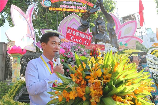 Trong ảnh: Ông Huỳnh Gia Giang, Chủ tịch Ủy ban Mặt trận Tổ quốc Quận 3, Thành phố Hồ Chí Minh đọc diễn văn chúc mừng Đại lễ Phật đản Phật lịch 2567 và lễ tưởng niệm 60 năm ngày Bồ tát Thích Quảng Đức vị pháp thiêu thân (1963 - 2023) ở công viên tượng đài Bồ Tát Thích Quảng Đức. Ảnh: Thanh Vũ – TTXVN 
