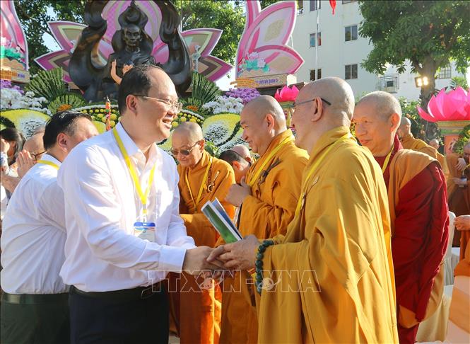Trong ảnh: Ông Nguyễn Hồ Hải, Phó Bí thư Thành ủy Thành phố Hồ Chí Minh thăm hỏi, chúc mừng Giáo hội Phật giáo Việt Nam Thành phố Hồ Chí Minh cùng đông đảo Tăng Ni, Phật tử các giới nhân Đại lễ Phật đản Phật lịch 2567 và tưởng niệm 60 năm ngày Bồ tát Thích Quảng Đức vị pháp thiêu thân (1963 - 2023). Ảnh: Thanh Vũ – TTXVN 
