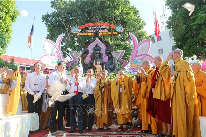 Trong ảnh:Các đại biểu thực hiện nghi thức thả chim bồ câu và bong bóng câu tại lễ tưởng niệm 60 năm ngày Bồ tát Thích Quảng Đức vị pháp thiêu thân (1963 - 2023) tại công viên tượng đài Bồ Tát Thích Quảng Đức. Ảnh: Thanh Vũ – TTXVN 
