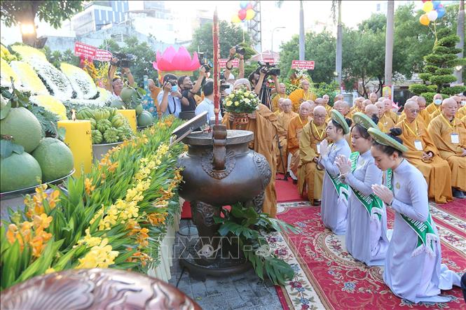 Trong ảnh: Nghi thức dâng hoa mừng Đại lễ Phật đản và tưởng niệm trọng thể 60 năm ngày Bồ tát Thích Quảng Đức vị pháp thiêu thân tại công viên tượng đài Bồ Tát Thích Quảng Đức. Ảnh: Thanh Vũ - TTXVN

