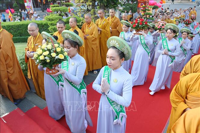 Trong ảnh: Nghi thức dâng hoa mừng Đại lễ Phật đản và tưởng niệm trọng thể 60 năm ngày Bồ tát Thích Quảng Đức vị pháp thiêu thân tại công viên tượng đài Bồ Tát Thích Quảng Đức. Ảnh: Thanh Vũ - TTXVN
