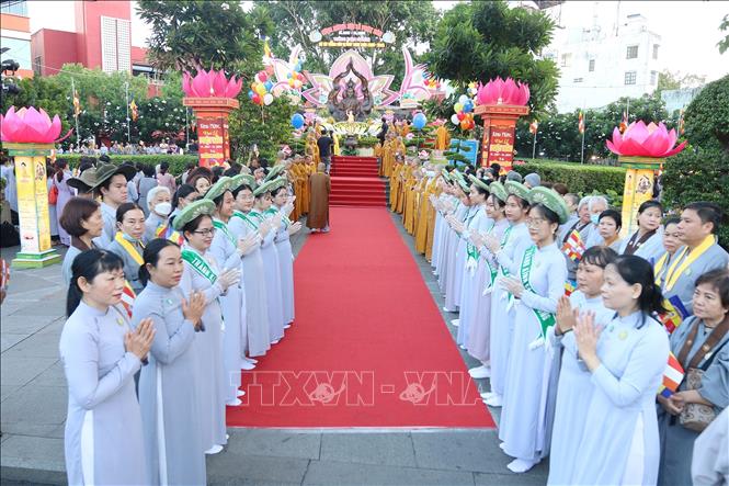 Trong ảnh: Quang cảnh mừng Đại lễ Phật đản và tưởng niệm trọng thể 60 năm ngày Bồ tát Thích Quảng Đức vị pháp thiêu thân tại công viên tượng đài Bồ Tát Thích Quảng Đức. Ảnh: Thanh Vũ - TTXVN

