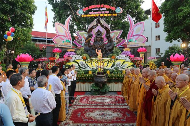Trong ảnh: Quang cảnh mừng Đại lễ Phật đản và tưởng niệm trọng thể 60 năm ngày Bồ tát Thích Quảng Đức vị pháp thiêu thân tại công viên tượng đài Bồ Tát Thích Quảng Đức. Ảnh: Thanh Vũ - TTXVN

