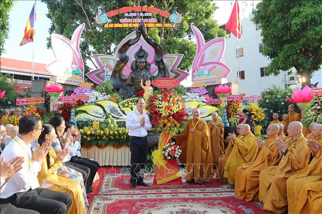 Trong ảnh: Ông Nguyễn Hồ Hải, Phó Bí thư Thành ủy Thành phố Hồ Chí Minh tặng lãng hoa chúc mừng Đại lễ Phật đản, tưởng niệm trọng thể 60 năm ngày Bồ tát Thích Quảng Đức vị pháp thiêu thân tại công viên tượng đài Bồ Tát Thích Quảng Đức (giao lộ đường Nguyễn Đình Chiểu – Cách mạng tháng 8, Quận 3, Thành phố Hồ Chí Minh). Ảnh: Thanh Vũ - TTXVN

